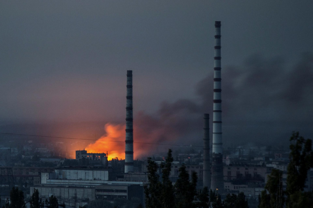 Dym a plamene stúpajú po vojenskom údere na areál severodoneckej chemickej továrne Azot. FOTO: Reuters 