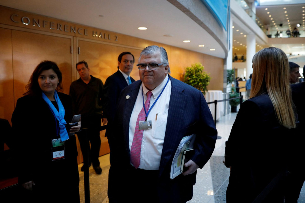 Generálny riaditeľ Agustin Carstens prichádza na plenárne zasadnutie. FOTO: Reuters