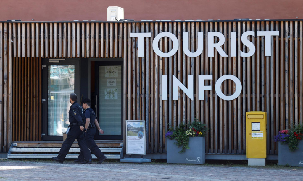 Nemecká polícia prechádza okolo turistického informačného centra v južnom bavorskom letovisku. FOTO: Reuters 