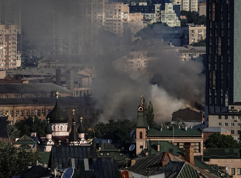 Dym stúpa po raketovom údere v Kyjeve. FOTO: Reuters 