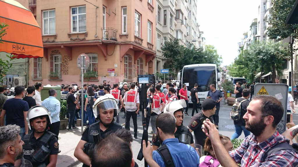 Polícia protestujúcich po zatknutí nasadila do autobusov. FOTO: Twitter/BNN 