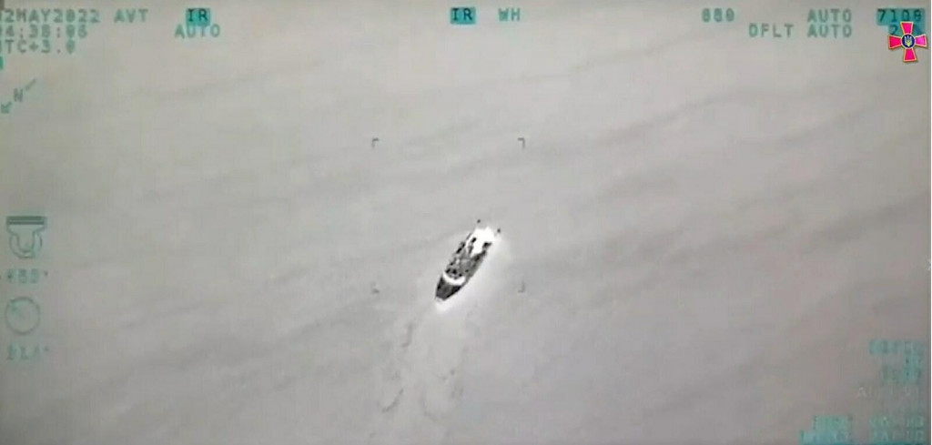 Z&aacute;bery z akcie ukrajinskej arm&aacute;dy. Rusk&aacute; loď kr&aacute;tko pred zničen&yacute;m. FOTO: Reprofoto/Ukrajinsk&eacute; ministerstvo obrany