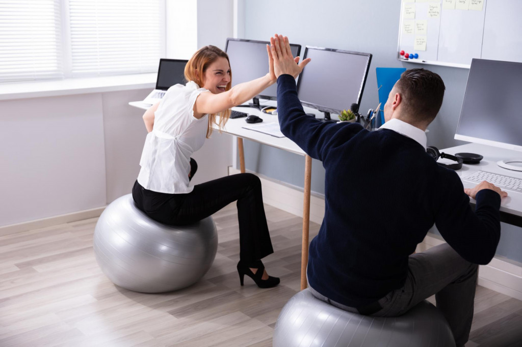 Vymeňte kancelársku stoličku za fitloptu a posilňujte svoje telo aj počas sedenia.