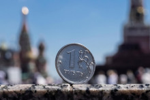&lt;p&gt;Ruský rubeľ v popredí, v pozadí Kremeľ. FOTO: Reuters&lt;/p&gt;