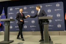 Predseda vlády Eduard Heger a minister financií Igor Matovič predstavujú novinky. FOTO: TASR/Dano Veselský.
