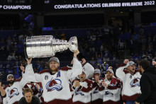 &lt;p&gt;Stanleyho pohár drží nad hlavou Nathan MacKinnon, jeden z najlepších hráčov tohtoročnej NHL. FOTO: Reuters&lt;/p&gt;