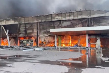 &lt;p&gt;Rusi raketami zaútočili na nákupné centrum v ukrajinskom meste Kremenčuk. FOTO: Reuters&lt;/p&gt;