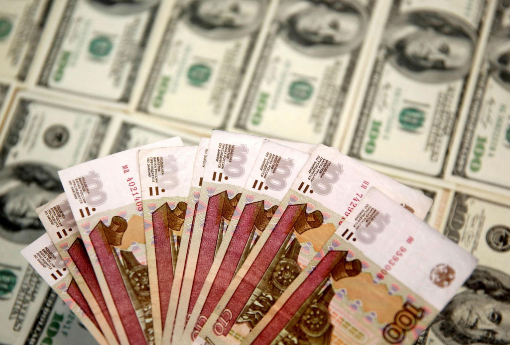 Dolár a rubeľ. FOTO: Reuters