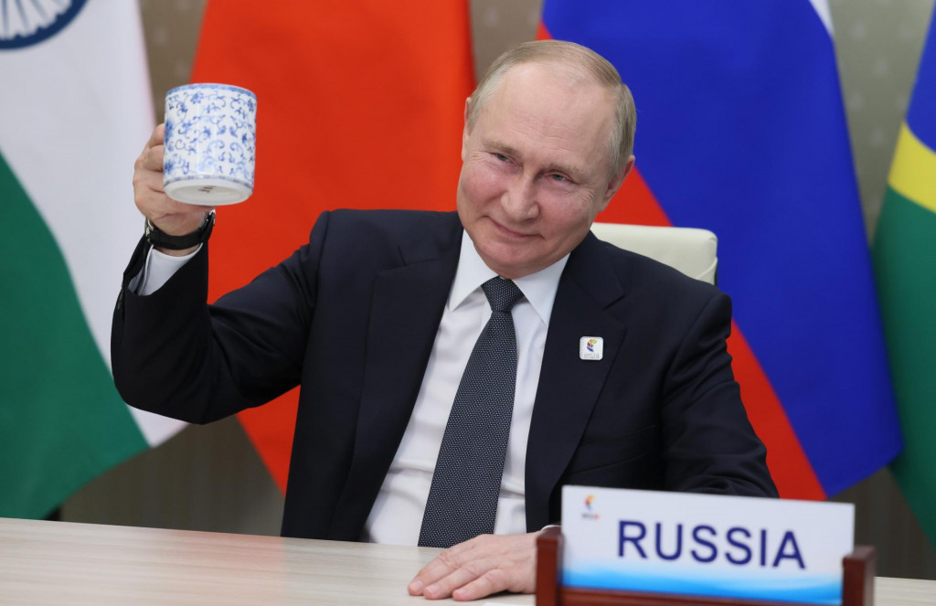 Ruský prezident Vladimir Putin si pripíja počas prejavu na virtuálnom samite lídrov zoskupenia BRICS v Moskve. FOTO: TASR/AP