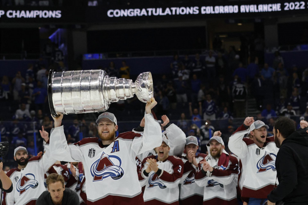 Stanleyho pohár drží nad hlavou Nathan MacKinnon, jeden z najlepších hráčov tohtoročnej NHL. FOTO: Reuters