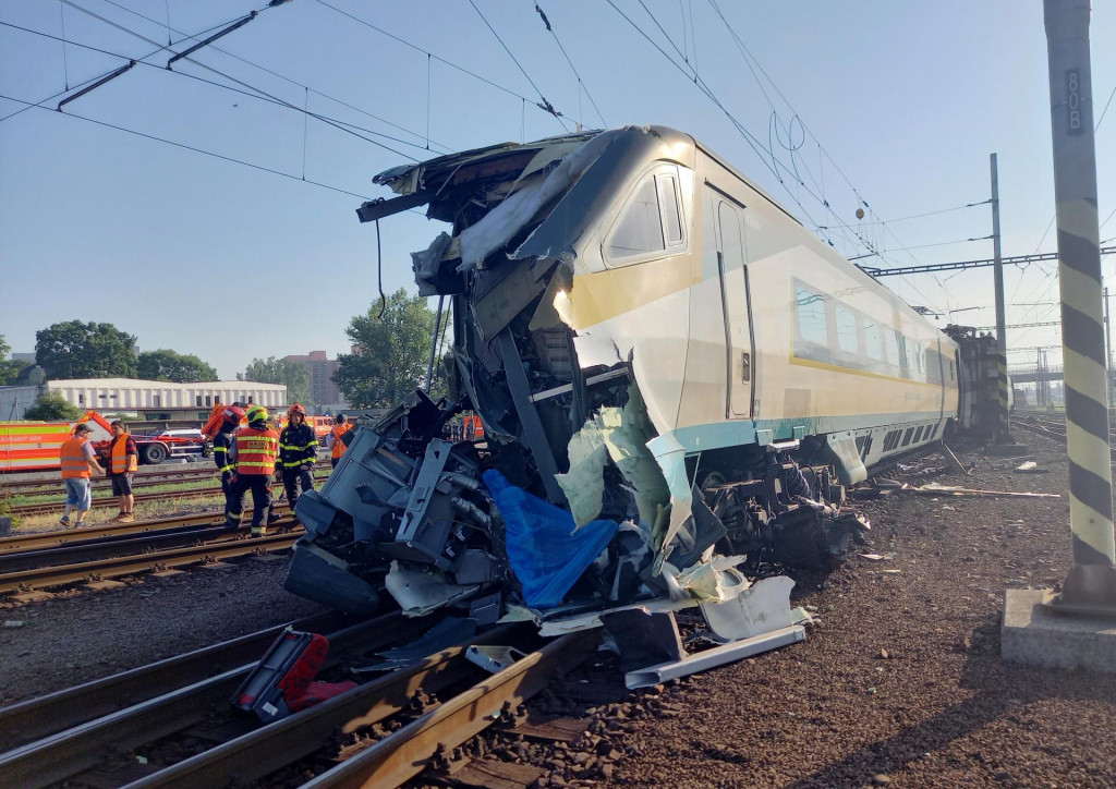 Vysokorýchlostný vlak Pendolino po nehode v Bohumíne v Českej republike. FOTO: TASR/AP