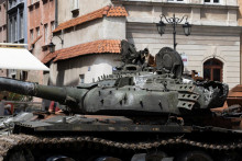 Zničený ruský tank T-72B zajatý ukrajinskou armádou je prezentovaný počas výstavy s názvom „Za našu a vašu slobodu“ vo Varšave. FOTO: Reuters 