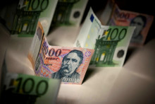 Maďarský forint a euro. FOTO: Reuters