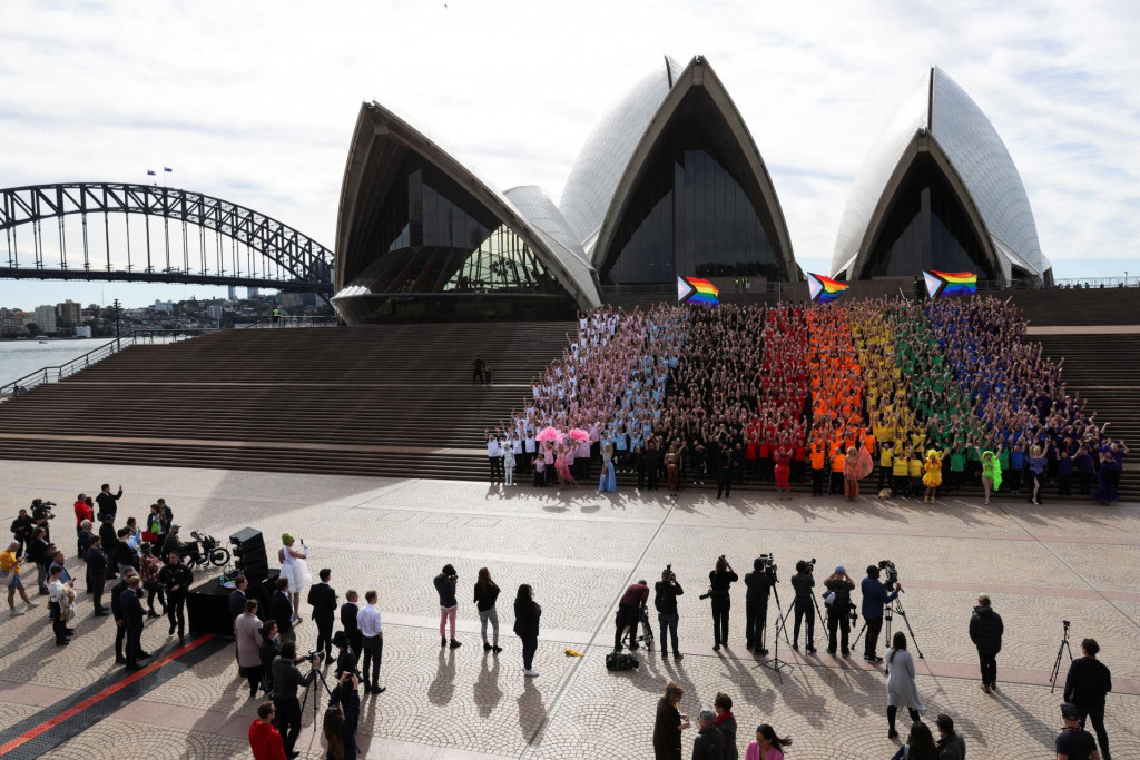 Účastníci dúhového sprievodu pred budovou opery v Sydney. FOTO: Reuters