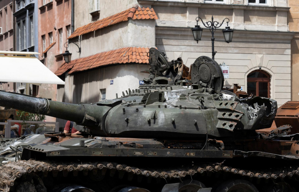 Zničený ruský tank T-72B zajatý ukrajinskou armádou je prezentovaný počas výstavy s názvom „Za našu a vašu slobodu“ vo Varšave. FOTO: Reuters 