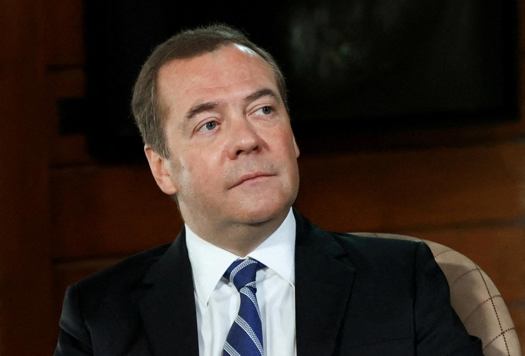Podpredseda Bezpečnostnej rady Ruska Dmitrij Medvedev poskytuje rozhovor v rezidencii Gorkého pri Moskve. FOTO: Reuters 