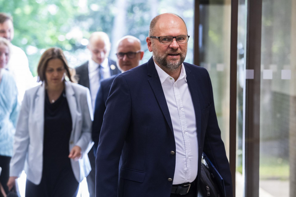 Ministri na čele s Richardom Sul&iacute;kom prich&aacute;dzaj&uacute; na 87. rokovanie vl&aacute;dy. FOTO: TASR/Jaroslav Nov&aacute;k