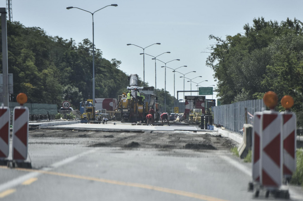 Opravy mosta na diaľnici D2 medzi križovatkou Lamač a tunelom Sitina v smere z Malaciek do Bratislavy zažijú vodiči aj toto leto. FOTO: TASR/P. Zachar