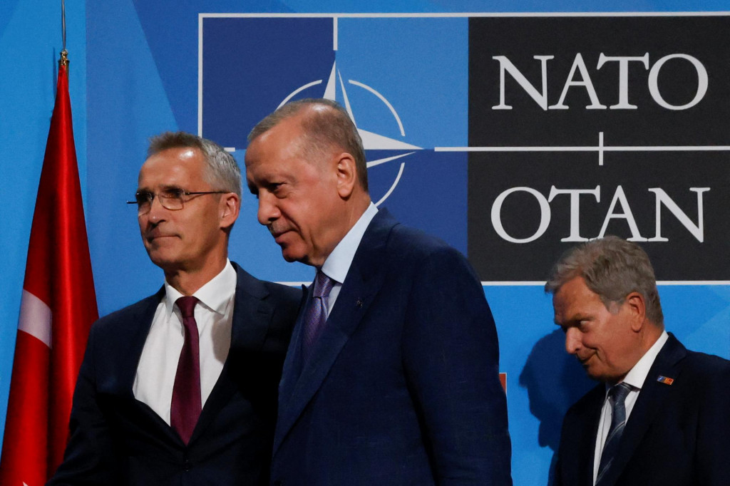 &lt;p&gt;Tayyip Erdogan, Jens Stoltenberg and Finland&amp;#39;s President Sauli Niinisto. FOTO: Reuters&lt;/p&gt;