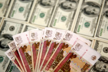 Doláre a ruble. FOTO: REUTERS