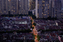 V Šanghaji sa masívne stavali rezidenčné budovy aj v čase vrcholiacej pandémie. FOTO: Reuters