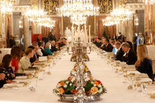 Lídri NATO pri spoločnom stole. FOTO: Reuters