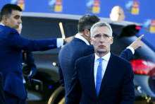 &lt;p&gt;Generálny tajomník Severoatlantickej aliancie Jens Stoltenberg prichádza na summit NATO. FOTO: TASR/AP&lt;/p&gt;