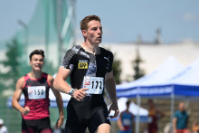 Na snímke slovenský atlét Ján Volko v rozbehu na 200 m mu�ov na majstrovstvách Slovenska v atletike v Trnave v nedežu 26. júna 2022. FOTO TASR - Luká� Grinaj