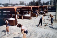Trhovisko v Petržalke na Mlynarovičovej. Na fotografii pracovn&iacute;čky, ktor&eacute; ho upratovali v roku 1985.