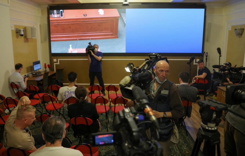 Novinári čakajúci na rozhodnutie Ruského najvyššieho súdu. FOTO: Reuters