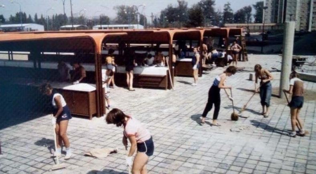 Trhovisko v Petržalke na Mlynarovičovej. Na fotografii pracovn&iacute;čky, ktor&eacute; ho upratovali v roku 1985.