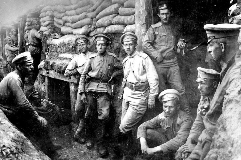 Príslušníci Československej streleckej brigády v zákopoch pri Zborove na konci júna 1917.