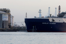 Jedna z lodí, ktorá poskytuje Rusku vývoz potrebných komodít. FOTO: Reuters 