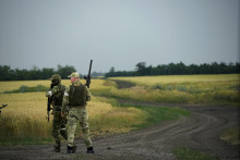 Ruskí vojaci strážia územie vedľa poľa so pšenicou v Záporožskej oblasti na juhu Ukrajiny. FOTO: TASR/AP

 