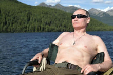 Putin reagoval na žarty lídrov G7 o jeho fotkách s odhalenou hruďou.