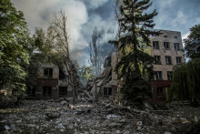 &lt;p&gt;Dym stúpa nad zvyškami budovy zničenej vojenským úderom v Lysyčansku. FOTO: Reuters&lt;/p&gt;