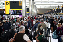 Rad cestujúcich v odletovom termináli na letisku Heathrow v Londýne. FOTO: Reuters 