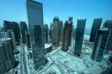 V katarskej Dohe aktuálne horúčkovito dokončujú nielen dostavbu hotelov, ale aj pridruženej infraštruktúry. FOTO: Reuters