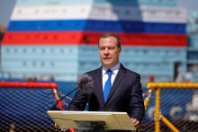 Dmitrij Medvedev, podpredseda Ruskej bezpečnostnej rady, prednáša prejav pri príležitosti Dňa staviteľov lodí. FOTO: Reuters 