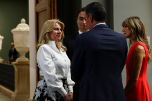 &lt;p&gt;Španielsky premiér Pedro Sanchez víta Zuzanu Čaputovú s partnerom na večeri v múzeu Prado počas summitu NATO v Madride. FOTO: Reuters&lt;/p&gt;