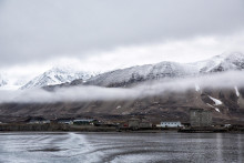 Nízka oblačnosť je vidieť v Kings Bay of Ny-Alesund, Svalbard, Nórsko. FOTO: Reuters 