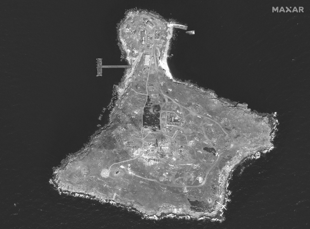 Satelitná čiernobiela snímka Hadieho ostrova v Čiernom mori z 21. júna 2022. FOTO: TASR/AP
