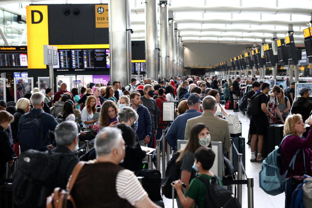 Rad cestujúcich v odletovom termináli na letisku Heathrow v Londýne. FOTO: Reuters 