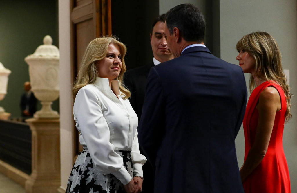 Španielsky premiér Pedro Sanchez víta Zuzanu Čaputovú s partnerom na večeri v múzeu Prado počas summitu NATO v Madride. FOTO: Reuters