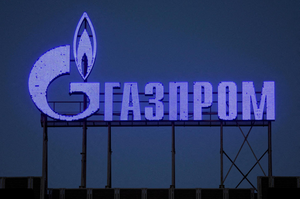 FILE PHOTO: The logo of Gazprom is seen on the facade of a business centre in Saint Petersburg, Russia, March 31, 2022. REUTERS/Reuters photographer/File Photo SNÍMKA: Reuters Photographer