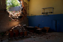&lt;p&gt;Zbombardovaná škola v Mikolajivskom regióne. FOTO: REUTERS&lt;/p&gt;