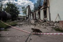 Zničená budova v Lysyčansku po útoku ruských jednotiek. FOTO: Reuters 