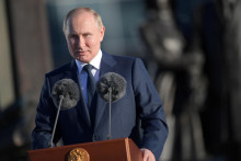 Ruský prezident Vladimir Putin má prejav pred pamätníkom „Vlasť, odvaha, česť“ neďaleko sídla Zahraničnej spravodajskej služby Ruskej federácie, v Moskve. FOTO: Reuters