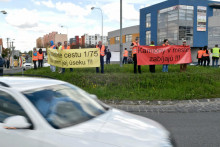 Kruhový objazd v centre Šale sa stal dejiskom niekoľkých protestov. FOTO: TASR/H. Mišovič