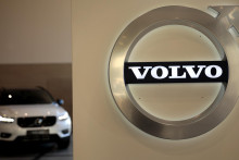 &lt;p&gt;Osobné vozidlo za logom švédskej automobilky Volvo v Bruseli. FOTO: TASR/AP&lt;/p&gt;